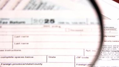 Birleşik Devletler vergi iadesi formunun üzerinden geçen büyüteç 2025 yılı için