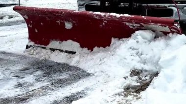 Ağır kar küreme aracı taze kar ve buzu kenara iterek yolu temizliyor.