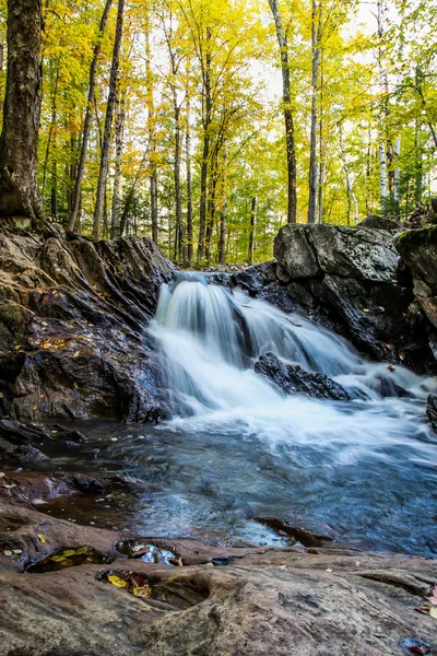 Cascada dentro del bosque de otoño — Foto de Stock