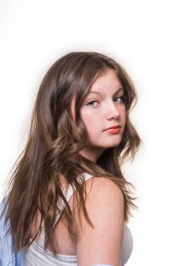 Yeşil gözlü, güzel tenli, beyaz arka planda izole edilmiş günlük giysiler giymiş güzel beyaz bir genç kızın yakın plan portresi.