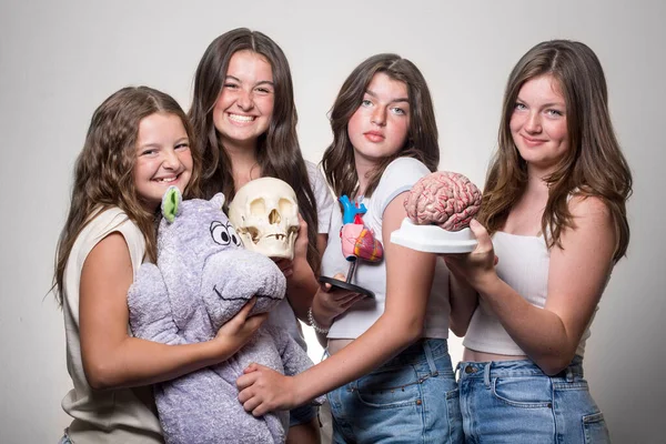 Grupo Cuatro Adolescentes Caucásicas Abrazándose Vistiendo Ropa Casual Sonriendo Aisladas — Foto de Stock