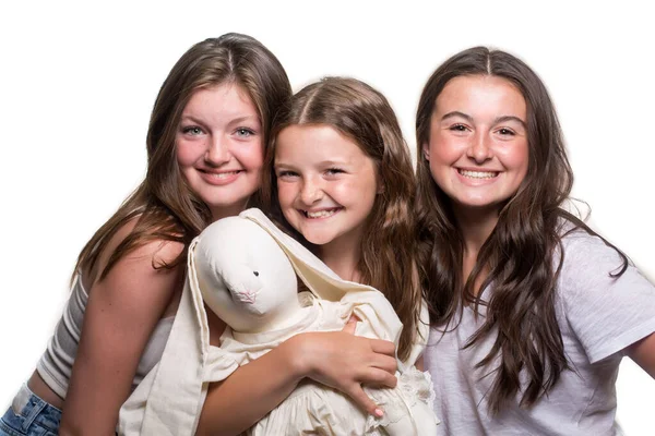 Grupo Três Meninas Adolescentes Caucasianas Vestindo Roupas Casuais Sorrindo Abraçando — Fotografia de Stock