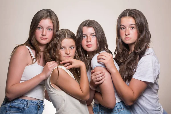 Groupe Quatre Adolescentes Caucasiennes Vêtues Vêtements Décontractés Posant Pour Couverture — Photo