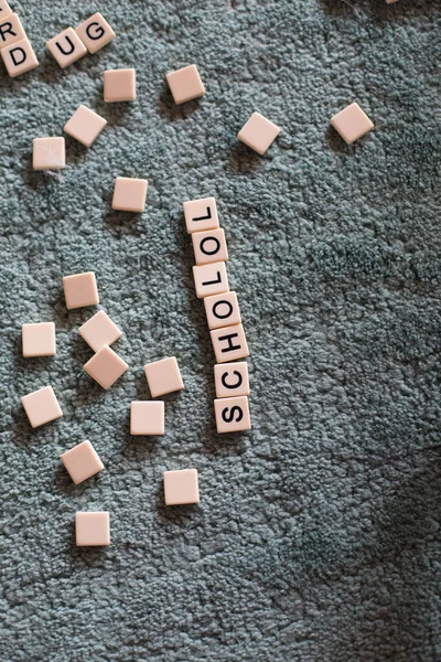 Los Bloques Con Las Letras Combinando Escuela Alfombra Palabras Divertidas —  Fotos de Stock