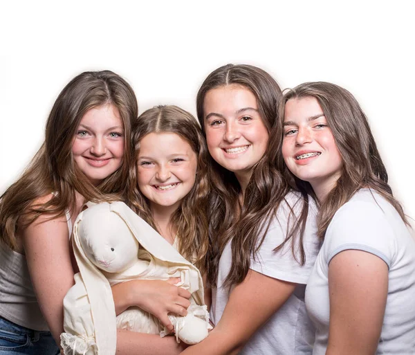 Grupo Quatro Meninas Adolescentes Caucasianas Vestindo Roupas Casuais Abraçando Divertindo — Fotografia de Stock