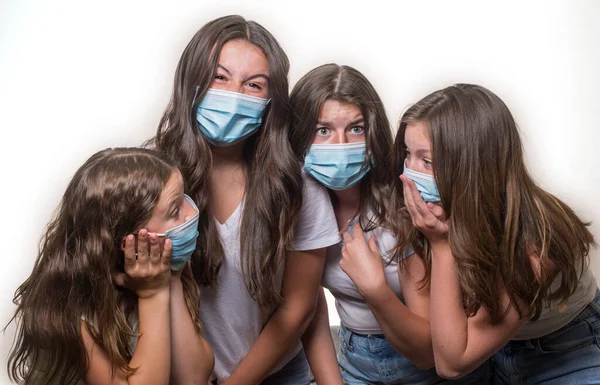 Grupa Czterech Nastolatek Rasy Kaukaskiej Ubranych Luźne Ubrania Maski Twarz — Zdjęcie stockowe
