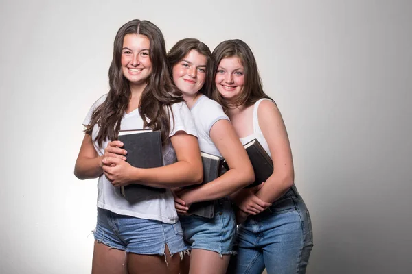 Een Groep Van Drie Blanke Tienermeisjes Het Dragen Van Casual — Stockfoto