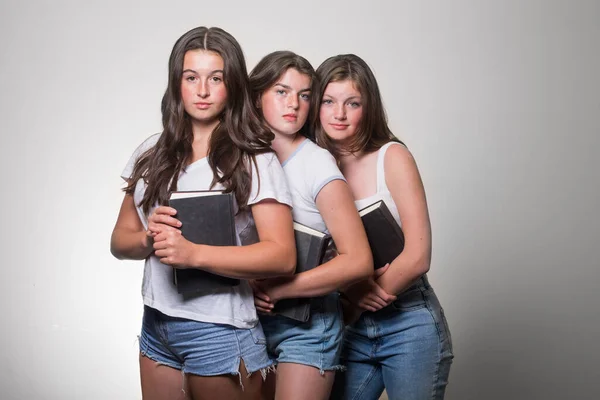 Gruppo Tre Ragazze Adolescenti Caucasiche Vestite Modo Casual Con Libri — Foto Stock