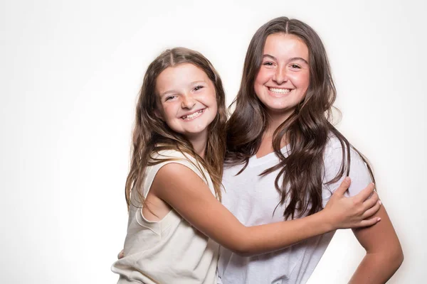 Μια Ομάδα Από Δύο Καυκάσια Έφηβα Κορίτσια Αγκαλιασμένα Φορώντας Καθημερινά — Φωτογραφία Αρχείου