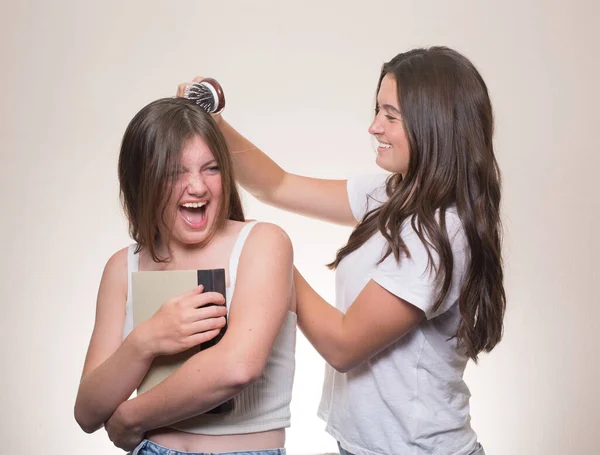 Deux Adolescentes Une Brosse Les Cheveux Autre Riant Isolée Sur — Photo