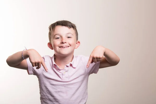 Porträt Eines Kaukasischen Jungen Lässiger Kleidung Finger Nach Unten Zeigend — Stockfoto