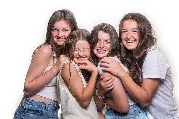 Gruppo Quattro Ragazze Adolescenti Caucasiche Che Indossano Abiti Casual Ridendo Foto Stock