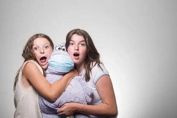 Grupo Duas Adolescentes Caucasianas Abraçando Brinquedo Gritando Imaginando Vestindo Roupas Fotos De Bancos De Imagens