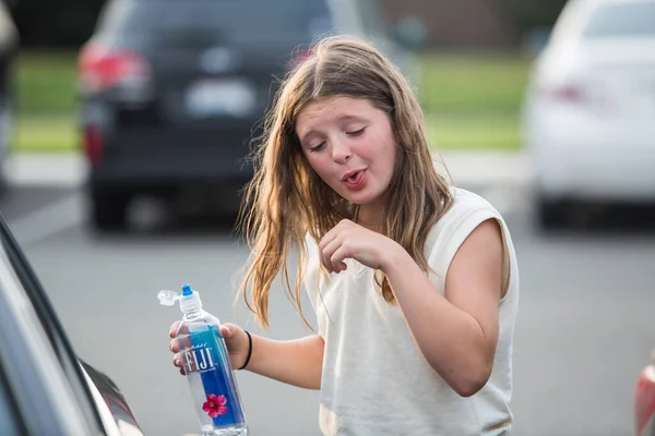 파스코 2021 카프카스 소녀는 주차장에서 의물을 마시고 질식하였다 스톡 이미지
