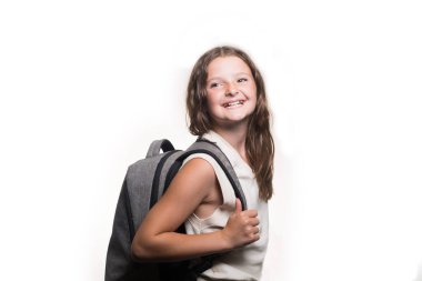 Maskesiz, beyaz arka planda izole bir şekilde sırt çantası tutan, gülümseyen beyaz bir kızın portresi.