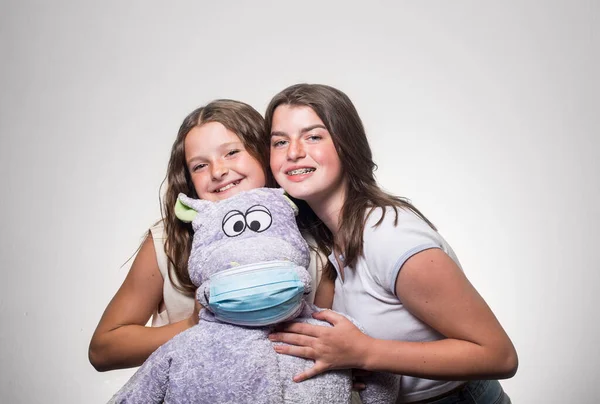 Retratos Das Belas Meninas Adolescentes Caucasianas Segurando Brinquedo Hipopótamo Uma — Fotografia de Stock