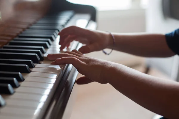 Barnens Händer Spelar Piano Det Suddiga Solljuset Suddig Hemmiljö — Stockfoto