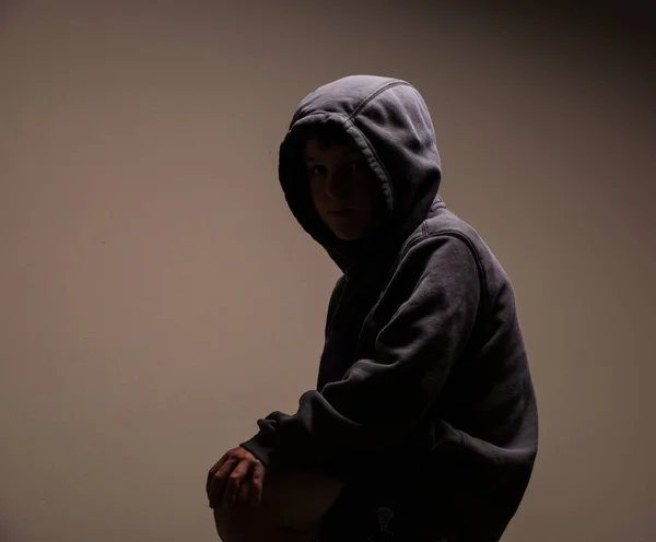 Retrato Oscuro Niño Sin Rostro Sudadera Con Capucha Sentado Una —  Fotos de Stock