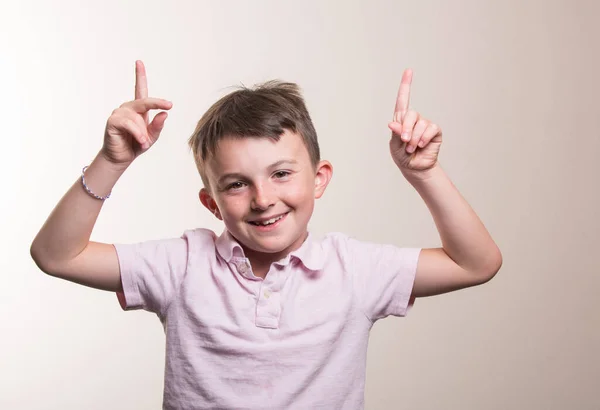 Ein Porträt Eines Kaukasischen Jungen Traurig Mit Den Fingern Zur — Stockfoto