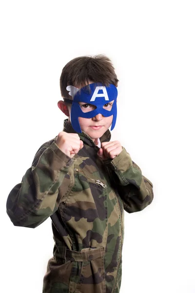 Porträt Eines Kaukasischen Jungen Militärkleidung Und Superheldenmaske Mit Erhobenen Fäusten — Stockfoto