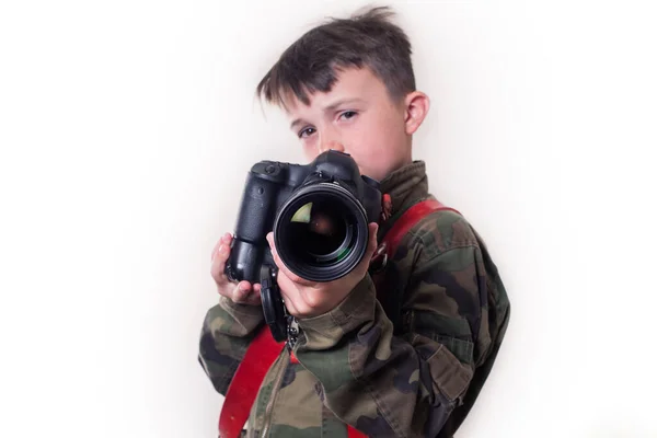 Retrato Menino Caucasiano Macacão Militar Suporte Câmera Vermelha Segurando Uma — Fotografia de Stock