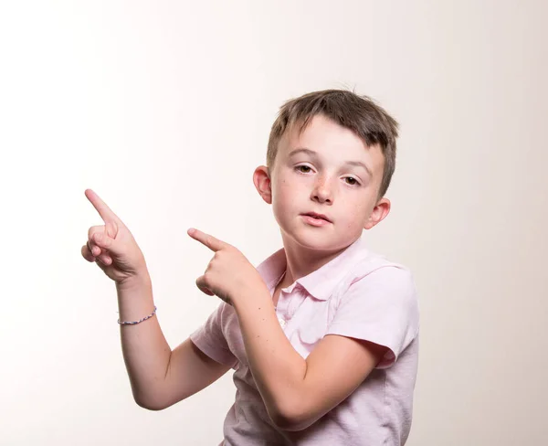 Retrato Menino Caucasiano Triste Apontando Com Dedos Lado Vestindo Uma — Fotografia de Stock