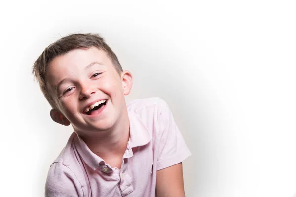 Retrato Menino Caucasiano Sem Máscara Feliz Olhando Para Câmera Vestindo — Fotografia de Stock