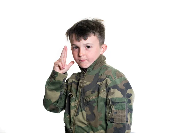 Portrét Kavkazského Chlapce Vojenském Maskovacím Skafandru Držícího Ruce Pohromadě Jako — Stock fotografie