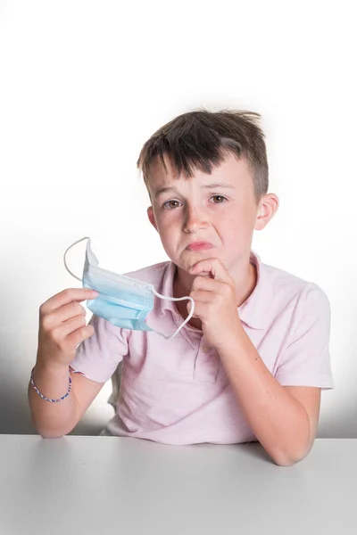 Ritratto Ragazzo Caucasico Che Dubita Della Sicurezza Della Pulizia Una — Foto Stock