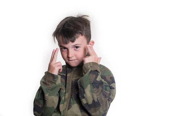 Retrato Rapaz Caucasiano Num Fato Militar Salto Camuflagem Segurar Mãos — Fotografia de Stock