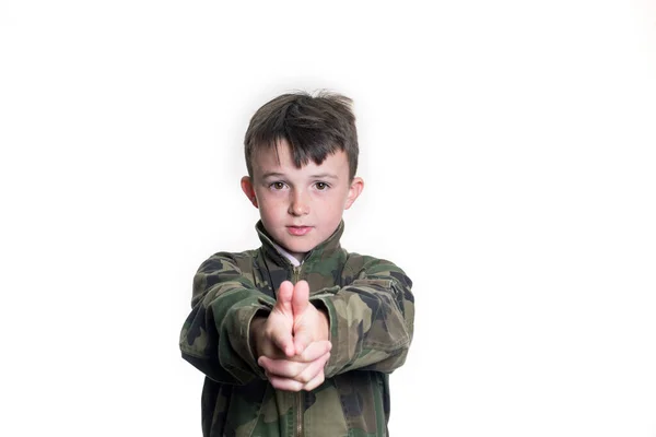 Retrato Rapaz Caucasiano Num Fato Militar Salto Camuflagem Segurar Mãos Imagens De Bancos De Imagens Sem Royalties