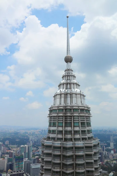 The top of Petronas in the clouds and blue sky, Kuala Lumpur, Malaysia, Asia — Stock Photo, Image