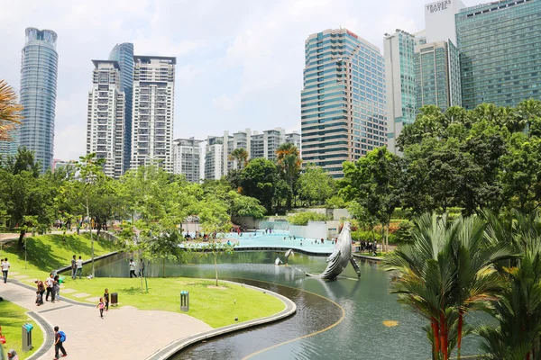 Kuala Lumpur, O Jardim Público Petronas com um pequeno lago — Fotografia de Stock
