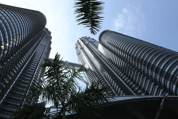 The top of Petronas in the clouds and blue sky, Kuala Lumpur, Malaysia, Asia — Stock Photo, Image