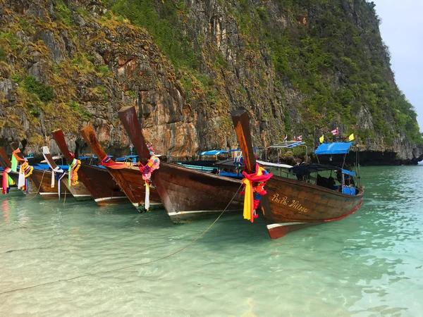 Os belos barcos locais em ilhas Phi Phi, Tailândia — Fotografia de Stock