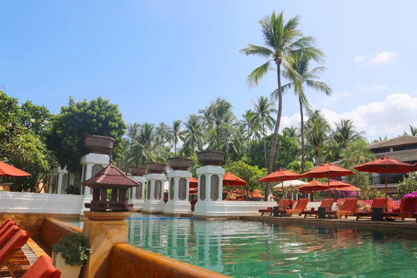 La vista de la piscina en verano en la isla tropical de Phuket, Tailandia, Asia —  Fotos de Stock