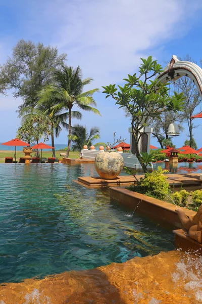 The tropical nature scenic and pool view, tropical island in summer day time, Thailand, Asia, the hotel in Phuket, beautiful relax vacation place with palm trees — ストック写真