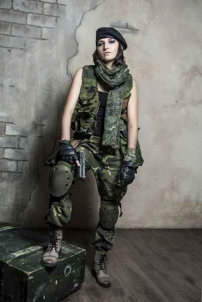 Militaire vrouw met pistool — Stockfoto