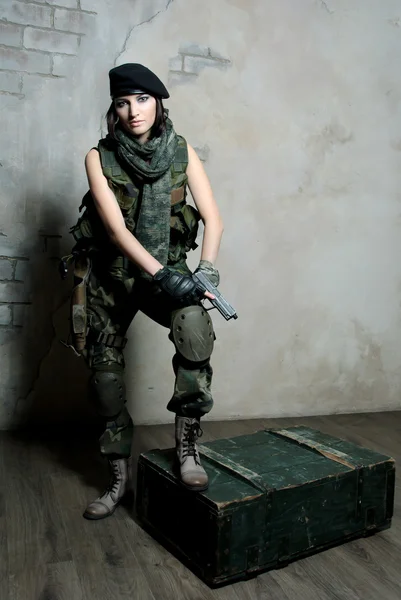 Mujer militar con arma — Foto de Stock