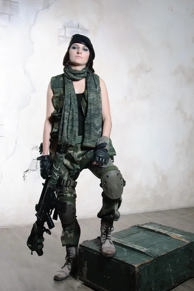 Mujer militar con arma — Foto de Stock