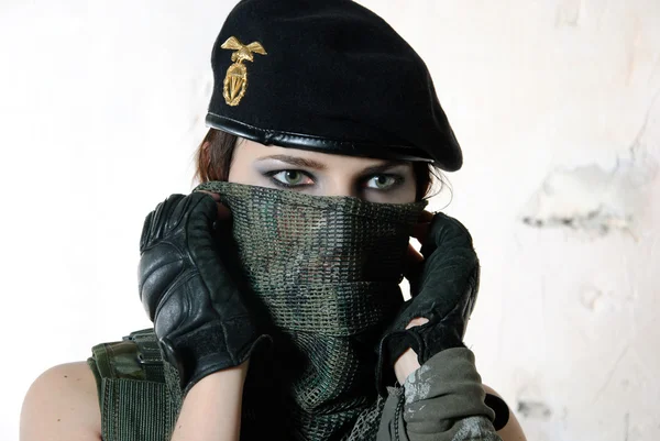 Портрет военной девушки — стоковое фото