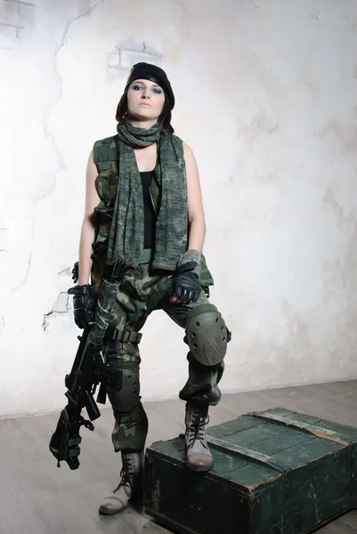 Mujer militar con arma Imagen de stock