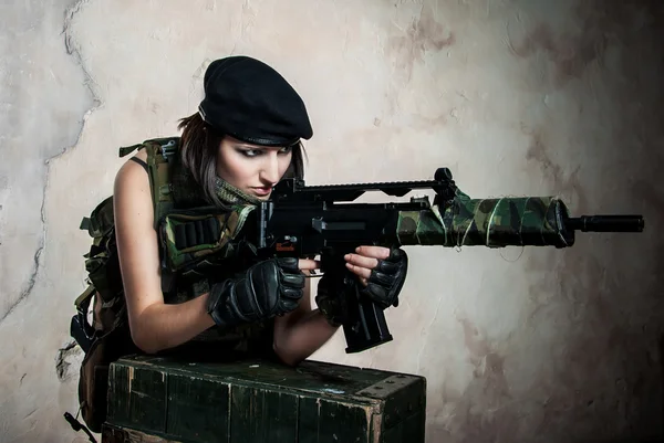 Mujer militar con arma Imagen de stock