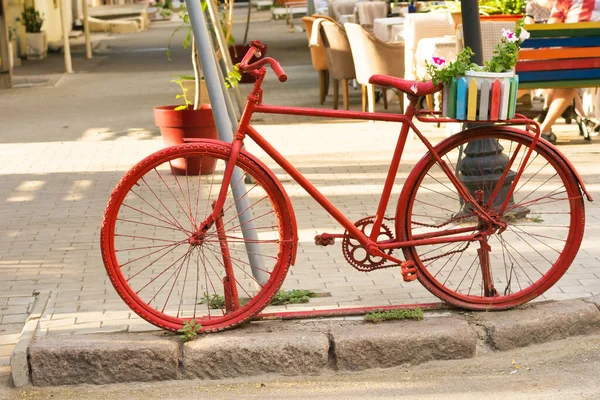 Bicicleta Retro Vermelha Rua Com Pedras Pavimentação Dia Ensolarado — Fotografia de Stock