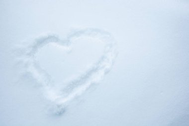 bir kalp yumuşak beyaz kar, yatay format ve kopyalama alanı üzerine çizilir