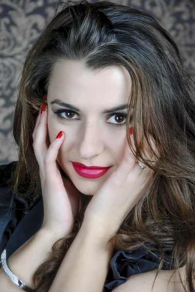 Portrait of a woman with her hands in the face with a keen eye — Stock Photo, Image