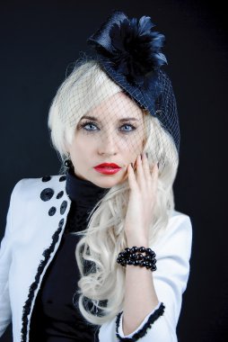 Şapkalı şık kadın