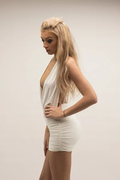 Velmi sexy štíhlá blondýnka v elegantní šaty bílé izolované pozadí — Stock fotografie