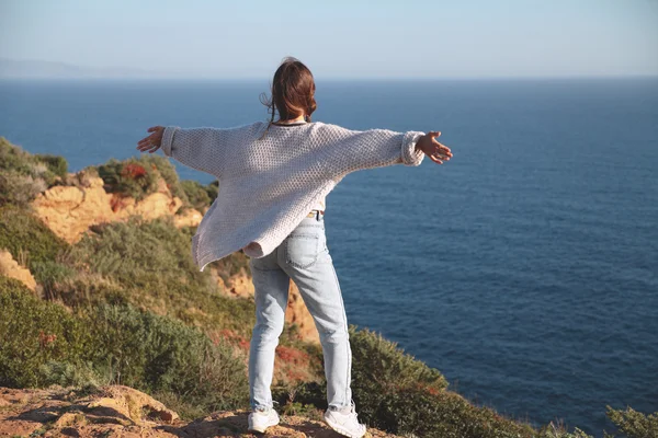 Podróżnik młoda kobieta stoi na klifie w cape Sounion i cieszyć się — Zdjęcie stockowe