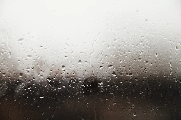 模糊的滴背景。多雨的窗口与指纹. — 图库照片